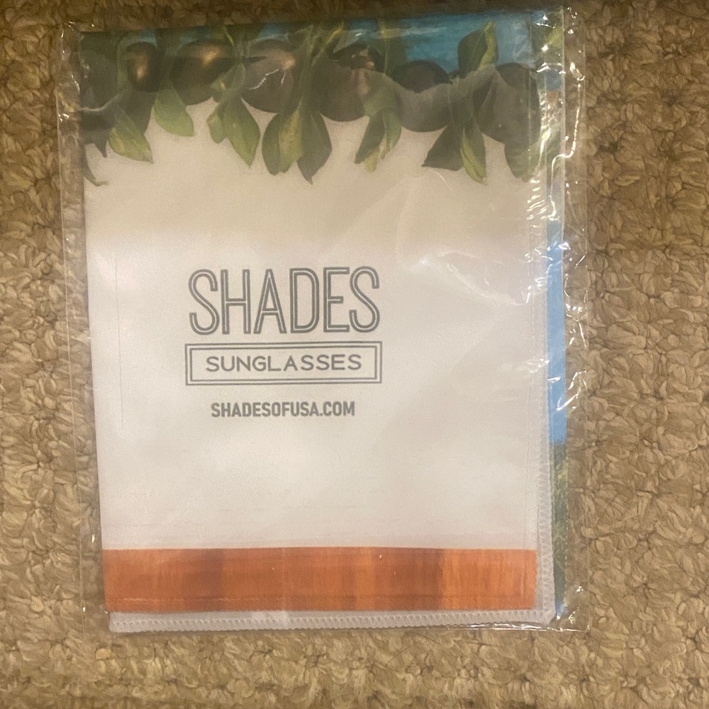 Maui Jim Sunglasses Cloth with Parrot Design - Picture 2 of 3